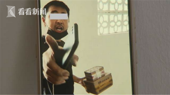 快遞員遭投訴當客戶面踩碎包裹
