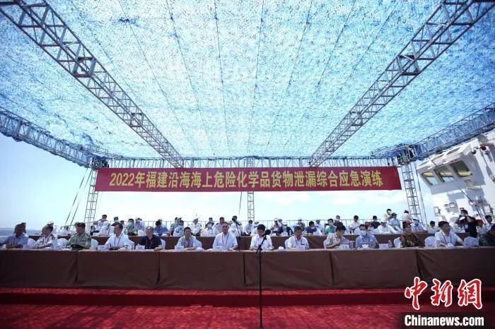 福建舉行海上?；沸孤┐笮途C合應(yīng)急演練