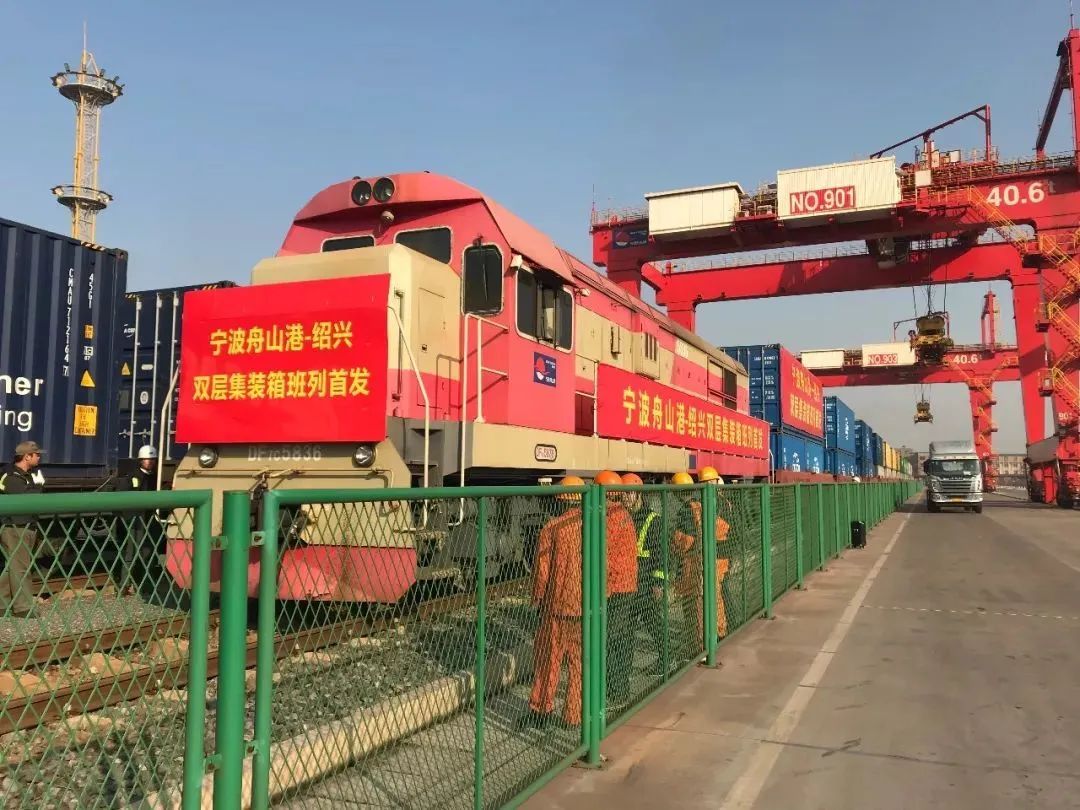 雙層集裝箱列車少見？別慌，三層的也來了