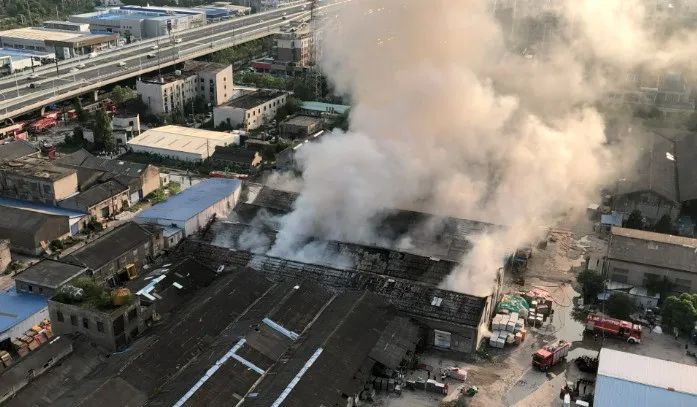 突發(fā)！大量集裝箱被燒毀！上海、合肥等地物流園起火，敲響持續(xù)高溫警鐘