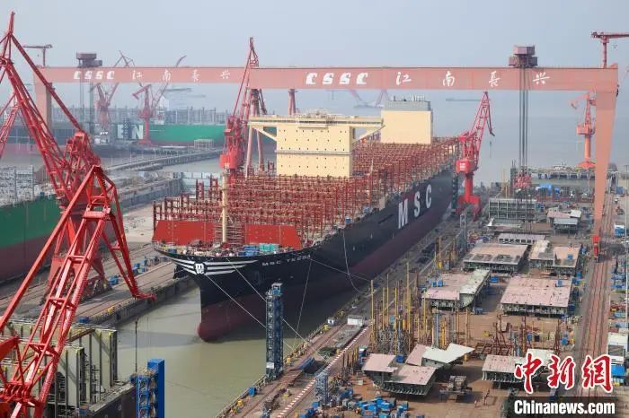 24116TEU！世界最大集裝箱船在上海出塢