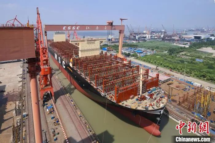 24116TEU！世界最大集裝箱船在上海出塢
