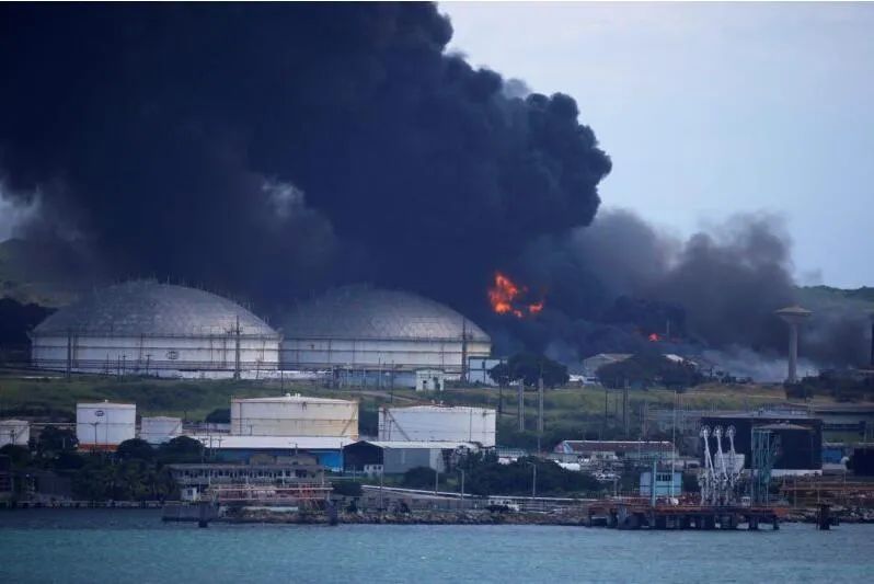 港口儲(chǔ)油罐突遭雷擊！爆炸已致1人死亡，超120人受傷